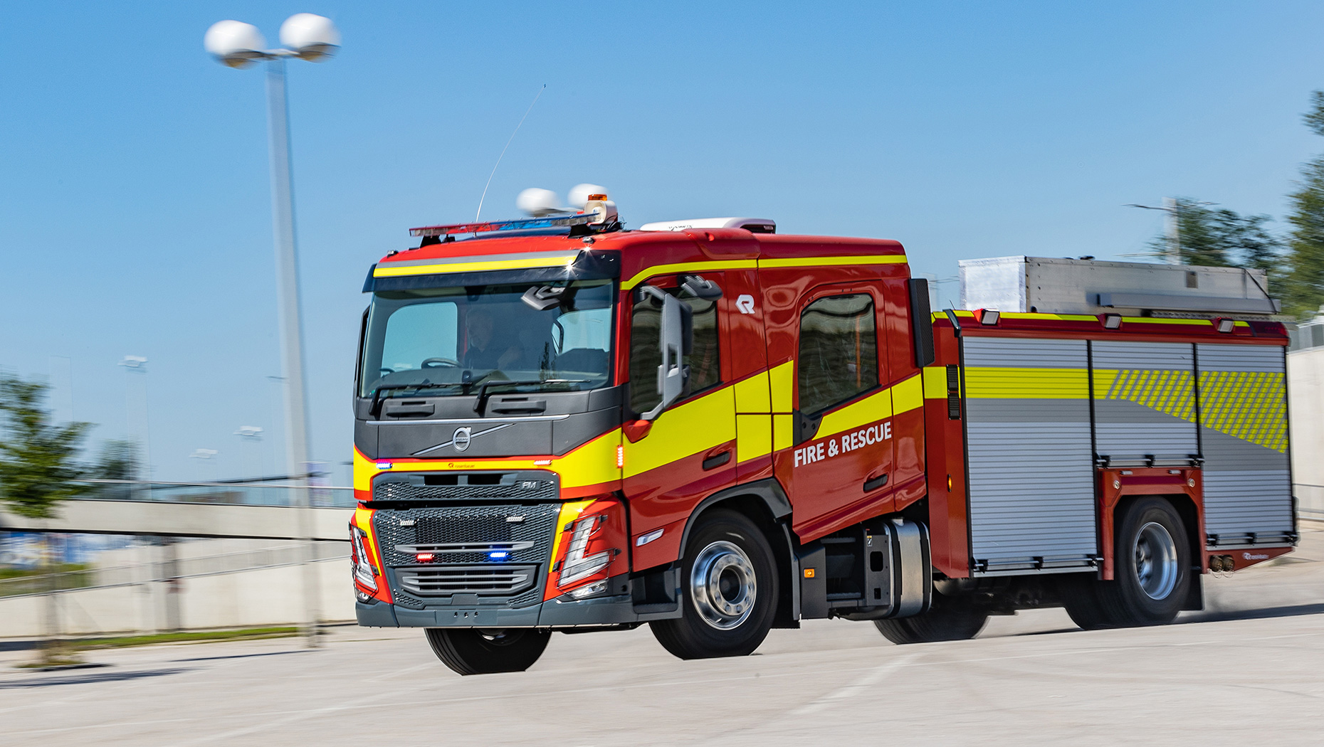 La nouvelle cabine multiplace de Volvo Trucks est conçue pour le marché mondial en collaboration avec des sociétés telles que Rosenbauer, l’un des principaux carrossiers au monde pour les véhicules d’urgence. Il s'agit d'un prototype du Volvo FM avec le corps ET de Rosenbauer pour le service d'incendie australien.