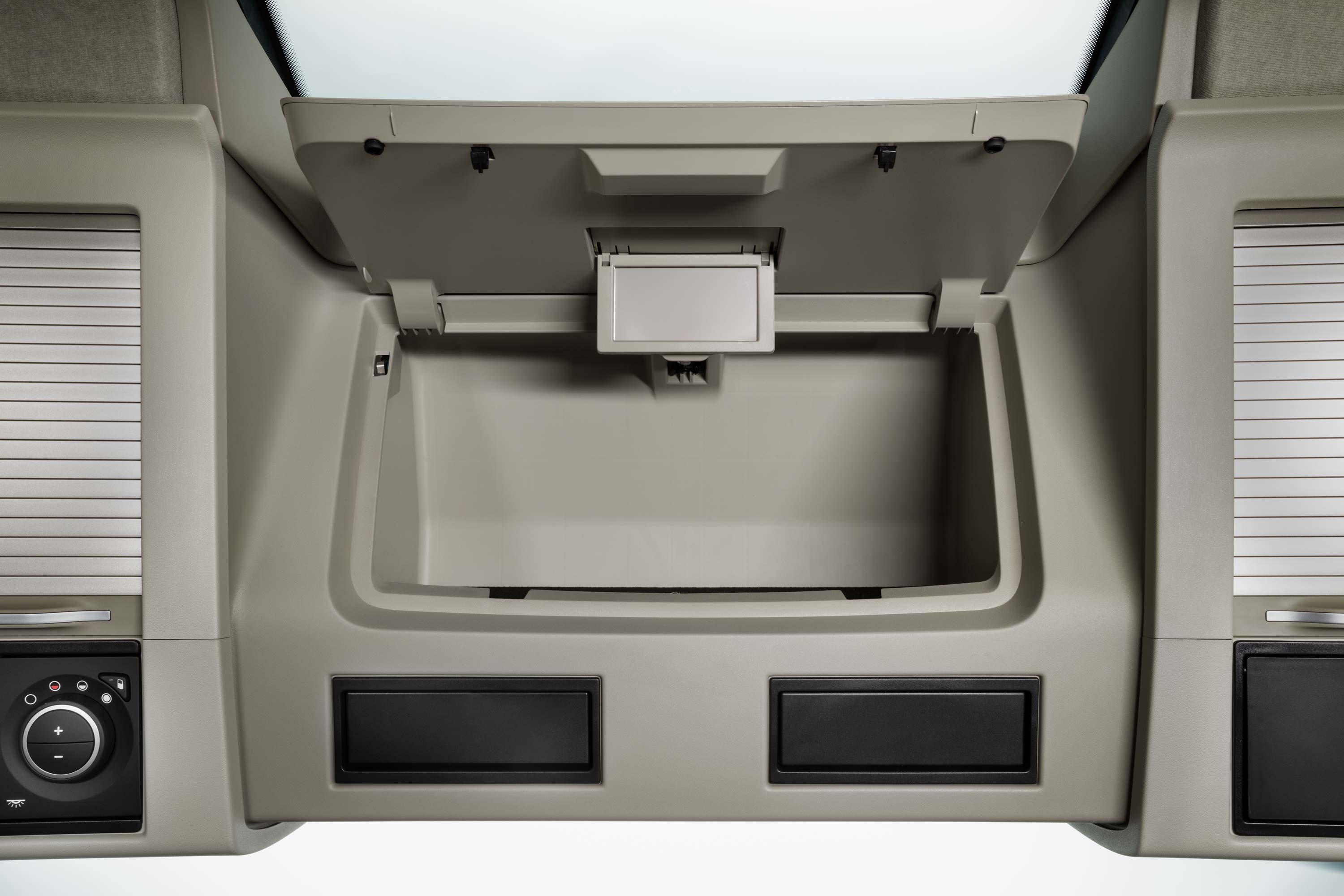 Nombreux espaces de rangement pratiques dans la cabine du Volvo FH16.